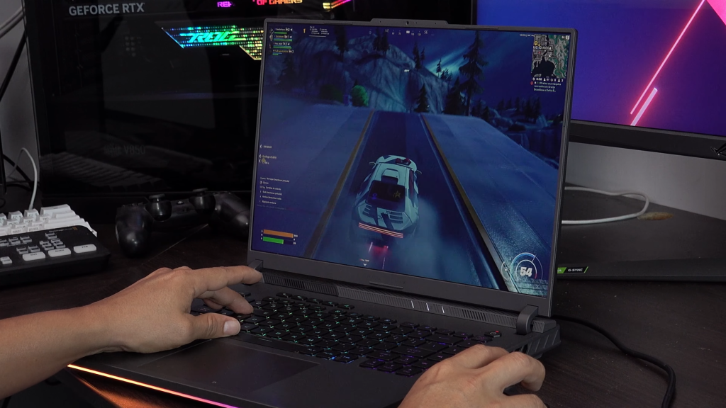 Lo que hace que esta laptop sea ideal para los amantes del gaming es su impresionante tasa de refresco de 165 Hz.