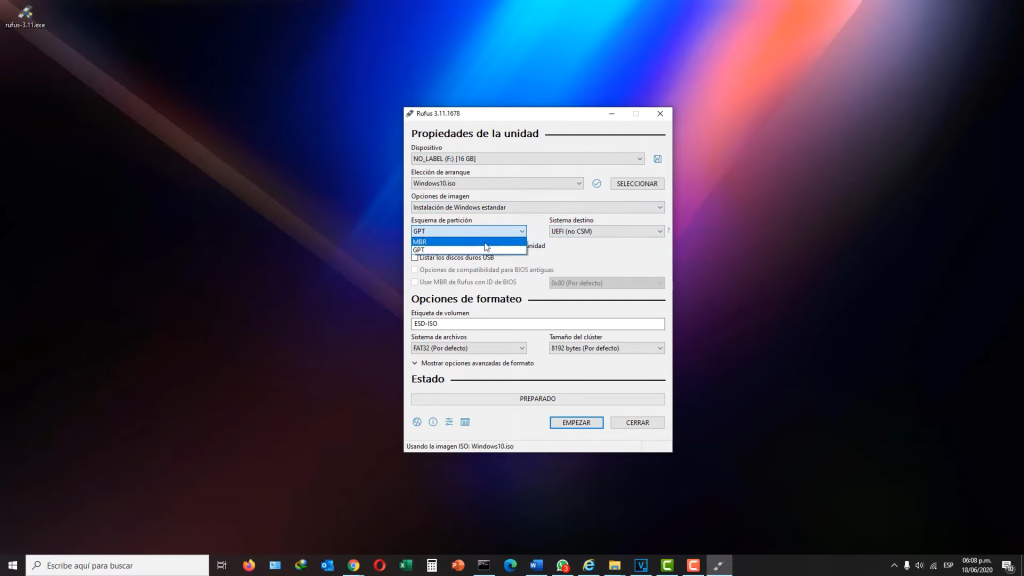 Selecciona la memoria USB y la imagen ISO de Windows 10