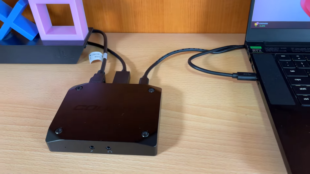 en el puerto USB-C conectamos el cable que irá a la PC