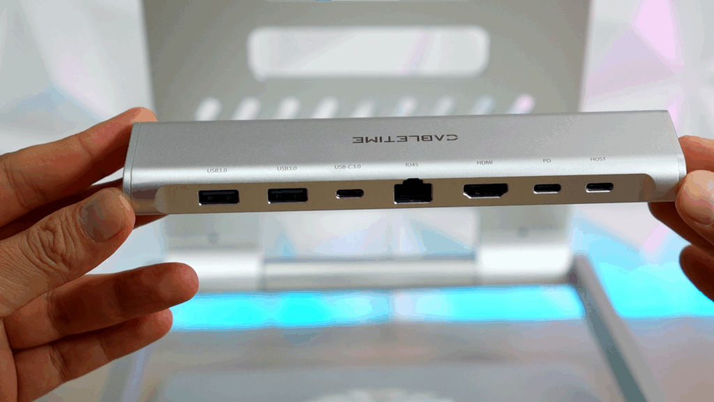 El punto clave: un hub USB-C 6-en-1 integrado y desmontable